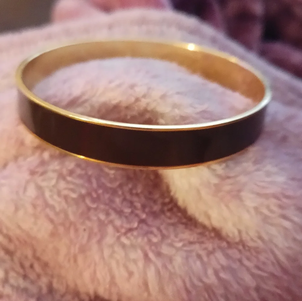 Kate Spade in a nutshell back and gold bangle - Picture 3 of 4